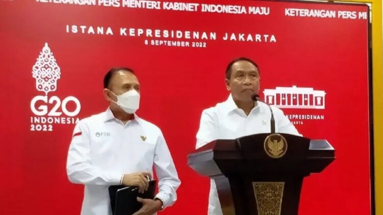Menteri Pemuda dan Olahraga Zainudin Amali (kanan) didampingi Ketua Umum PSSI Mochamad Iriawan memberikan keterangan pers setelah mengikuti rapat kabinet terbatas terkait perkembangan persiapan penyelenggaraan Piala Dunia U-20 2023 yang dipimpin Presiden Joko Widodo di Istana Kepresidenan Jakarta, Kamis (8/9/2022). (ANTARA/Gilang Galiartha)