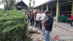 Anggota Komisi VIII DPR RI bersama Pemerintah Nagari Tandikek, Kecamatan Patamuan, Kabupaten Padang Pariaman, Sumbar meninjau lokasi abrasi di pasar di daerah itu. ANTARA/Aadiaat M. S.