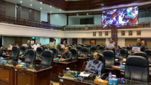 Anggota Fraksi PKS DPRD Sumbar menyampaikan penolakan kenaikan BBM Bersubsidi dalam rapat paripurna DPRD Sumbar, Jumat (9/9/2022). (Antara)