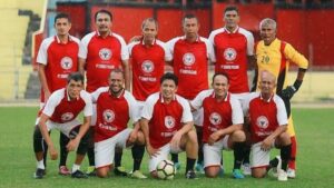Anton Syofnevil bersama legenda Semen Padang FC lainnya yang tergabung dalam Semen Padang FC Allstar
