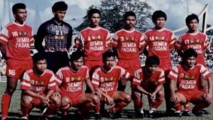 Legenda Semen Padang FC Anton Syofnevil saat bermain di Galatama.