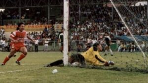 Legenda Semen Padang FC Anton Syofnevil saat menciptakan gol saat bermain di era Galatama.