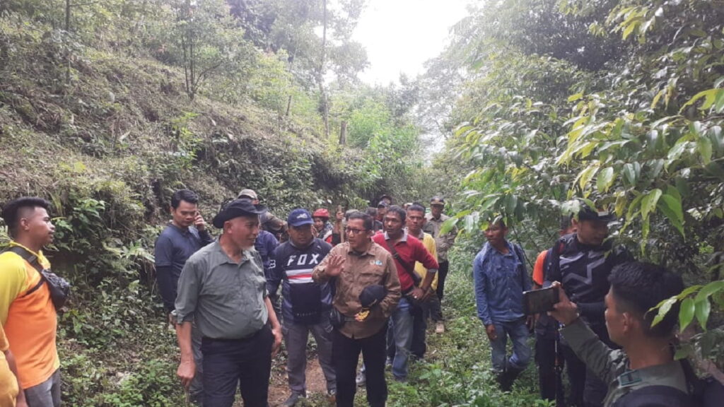 Gubernur Mahyeldi tembus jalan alternatif di hutan Malalak, Agam.