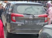 Sempat Tabrak Warung, Pria Tanpa Identitas Ditemukan Tewas dalam Mobil di Padang
