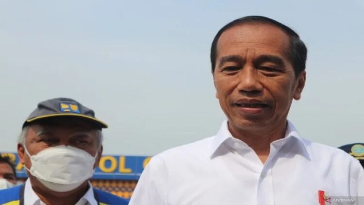 Presiden Jokowi di gerbang tol Gabus, Cibitung, kabupaten Bekasi, Jawa Barat pada Selasa (20/9/2022) (ANTARA/Desca Lidya Natalia)
