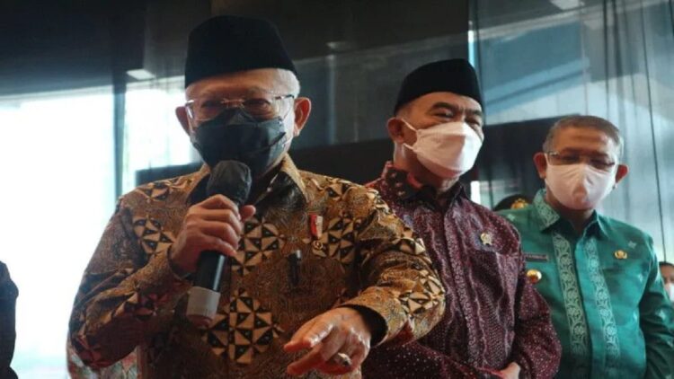 Wakil Presiden Ma'ruf Amin didampingi Menteri Koordinator bidang Pembangunan Manusia dan Kebudayaan Muhadjir Effendy dan Gubernur Kalimantan Barat Sutarmidji menyampaikan pernyataan seusai menghadiri peringatan Hari Lahir Nasional Nabi Kong Zi ke-2573 di Pontianak Convention Centre, Pontianak, Kamis (22/92/2022). (ANTARA/Desca Lidya Natalia)