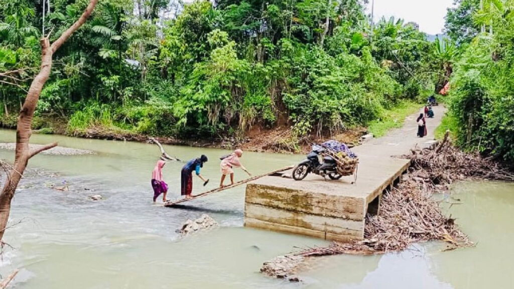 Jembatan putus di Pasaman