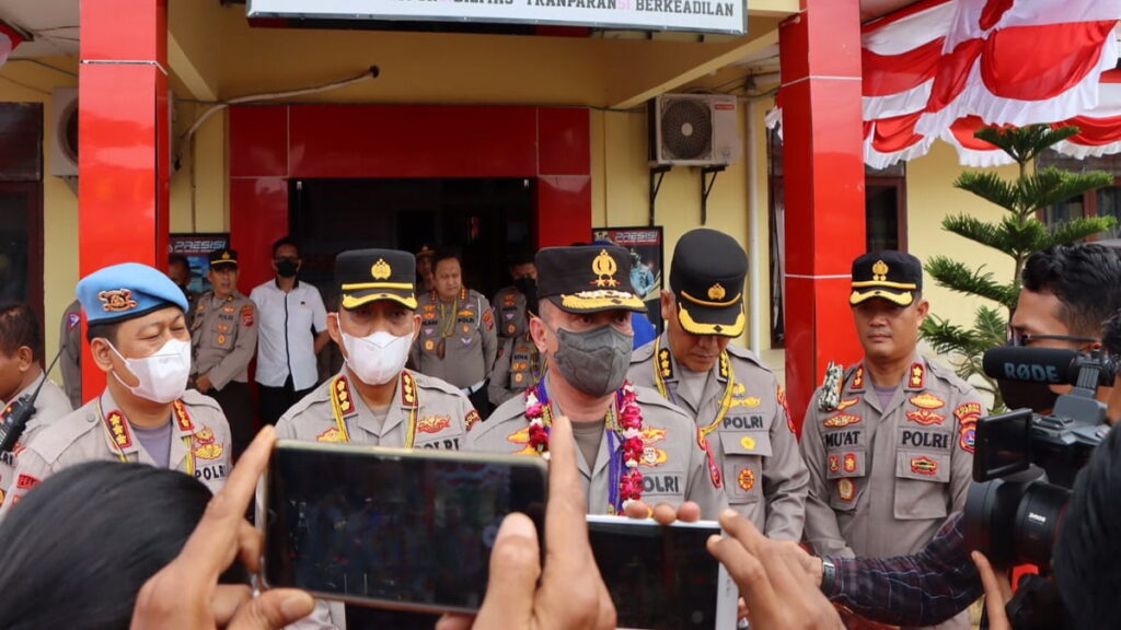 Kapolda Sumbar di Polres Mentawai disambut dengan Tari Sikerei