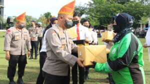 Kapolda Sumbar serahkan paket bansos untuk ojol di Padang