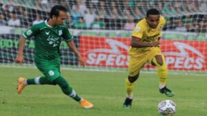 Sayap Semen Padang FC, Pandi Ahmad Lestaluhu saat melewati pemain PSMS