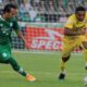 Sayap Semen Padang FC, Pandi Ahmad Lestaluhu saat melewati pemain PSMS