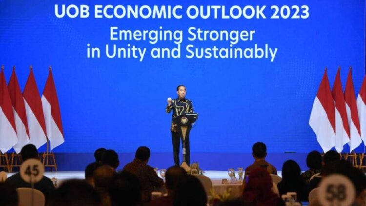 Presiden Jokowi saat menyampaikan sambutan pada acara United Overseas Bank (UOB) Economic Outlook 2023 yang digelar di Hotel Indonesia Kempinski, Jakarta, pada Kamis (29/09/2022). (Foto: BPMI Setpres/Lukas)