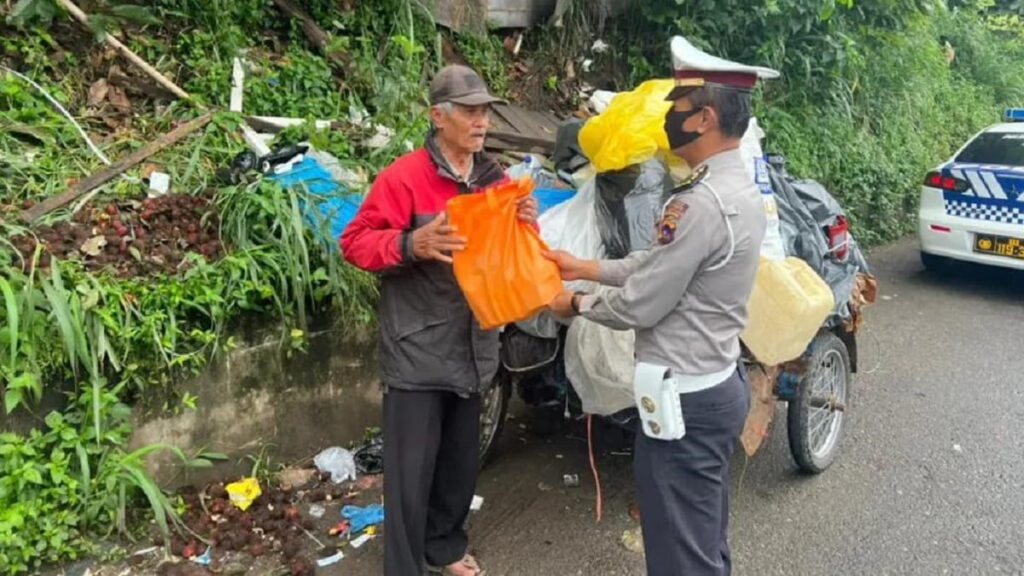 Satlantas Bukittinggi berbagi sembako guna peringati HUT Polwan