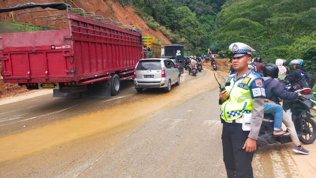 Satlantas Polresta Padang atur lalu lintas di Jalur Padang-Solok, tepatnya kawasan Sitinjau Lauik