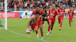 Selebrasi Firman Juliansyah usai mencetak gol keempat untuk Semen Padang FC