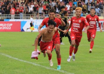 Selebrasi Firman Juliansyah usai mencetak gol keempat untuk Semen Padang FC