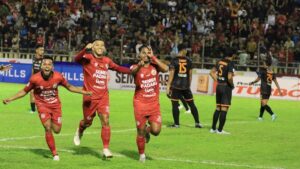 Selebrasi pemain Semen Padang FC Rosad Setiawan usai mencetak gol ke gawang Persiraja
