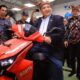 Wamenaker Afriansyah Noor saat mencoba motor listrik di BPVP Padang
