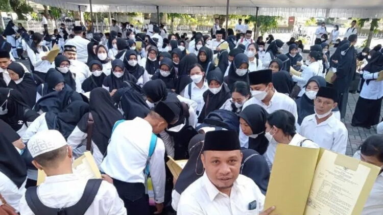 Ilustrasi - Seorang guru menunjukkan SK PPPK 2022 di Kota Mataram, Provinsi Nusa Tenggara Barat. (ANTARA)