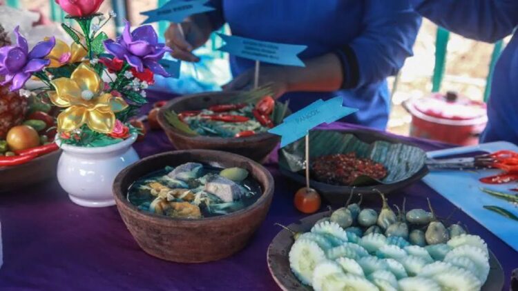 Anggota kelompok tani dari Dayak Ngaju menyiapkan masakan hasil olahan pangan lokal pada pameran pangan lokal Dayak Kalimantan Tengah di Desa Tumbang Oroi, Kabupaten Gunung Mas, Kalimantan Tengah, Sabtu (24/9/2022). ANTARA FOTO/Makna Zaezar/YU