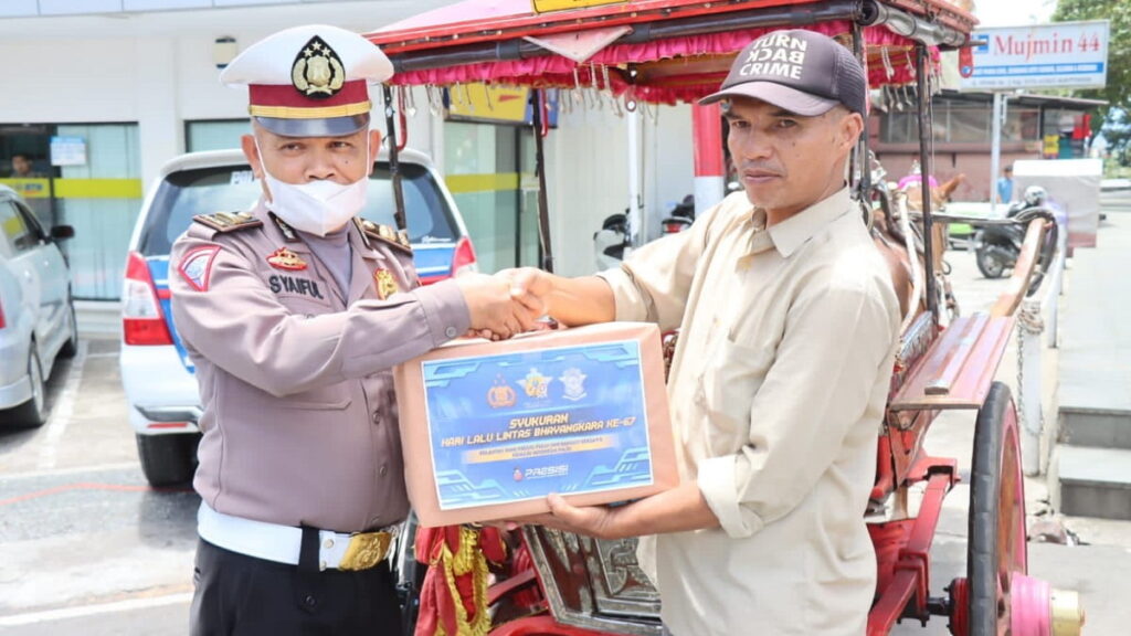 Bantuan sembako Satlantas Bukittinggi untuk kusir bendi