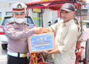 Polantas Bagikan Sembako untuk Kusir Bendi dan Tenaga Kebersihan di Bukittinggi