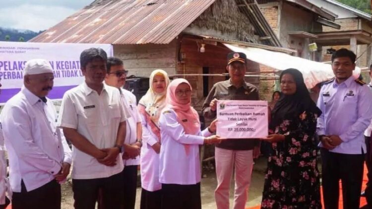 Pemprov Sumbar saat menyerahkan bantuan perbaikan rumah tidak layak huni di Kecamatan Talamau. (ANTARA/Altas Maulana)