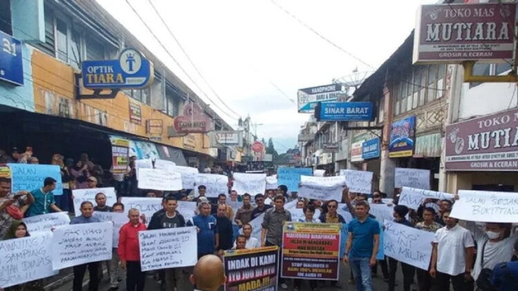 Ratusan pedagang di Jalan Minangkabau, Kota Bukittinggi, menggelar aksi unjuk rasa menolak pembangunan awning oleh pemkot setempat. (ANTARA/Alfatah)