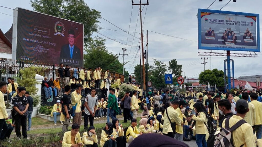 demo mahasiswa di depan kantor DPRD Sumbar