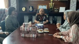 Pihak Kejari Padang menerima pembayaran denda dari keluarga terpidana kasus peredaran gula non SNI atas nama Xaveruandy Sutanto, Kamis (22/9/2022). (Antara)