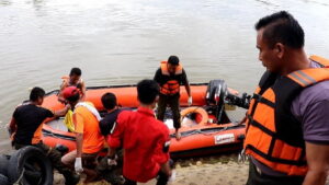 Evakuasi temuan mayat oleh nelayan di perairan Pulau Sao