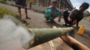 Salah satu permainan tradisi Minang, mariam batuang.
