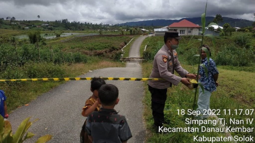 Polsek Danau Kembar beru garis polisi lokasi jembatan amblas di Nagari Simpang Tanjung Nan Ampek.