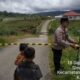 Polsek Danau Kembar beru garis polisi lokasi jembatan amblas di Nagari Simpang Tanjung Nan Ampek.
