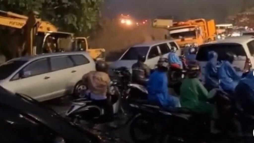 Kendaraan terjebak macet karena ada longsor lagi di Sitinjau Lauik