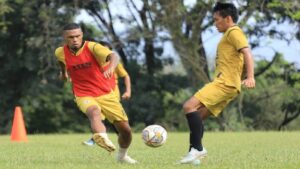 Latihan pemain Semen Padang FC jelang laga lawan Perserang
