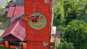 Pelatihan penyelamatan di ketinggian yang digelar Basarnas Padang