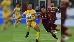 Pemain Semen Padang FC berebut bola dengan pemain Sriwijaya FC. Pertandingan berakhir imbang dengan skor 2-2