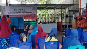 Warga Kota Pariaman penerima BLT BBM dari pemerintah sedang menunggu penyaluran melalui PT. Pos Indonesia setempat sebagai kompensasi penyesuaian harga bahan bakar minyak. (ANTARA)