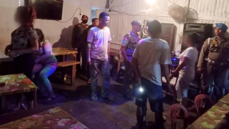Penertiban tempat karaoke di kawasan Teluk Bayur Padang