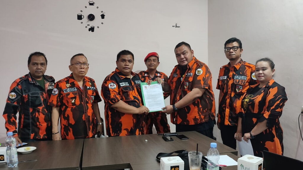 Penyerahan berkas pendaftaran calon Ketua dalam Muswil VIII PP Sumbar