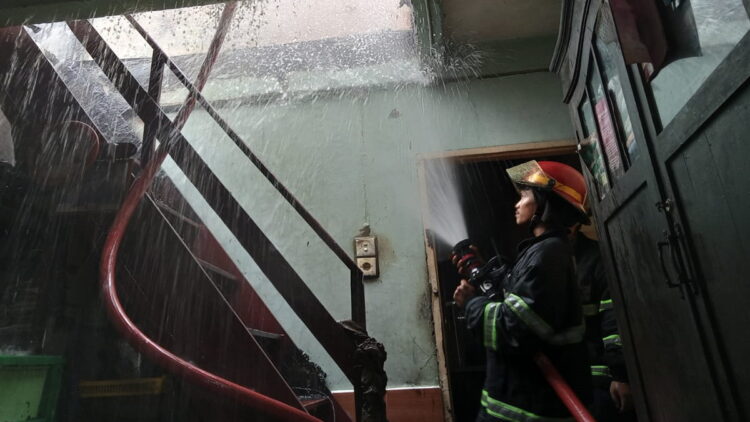 Petugas damkar Kota Padang memadamkam api di rumah terbakar