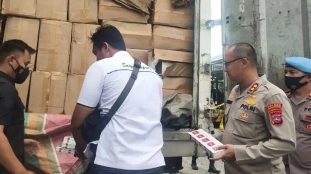 Kapolres Dharmasraya AKBP Nurhadiansyah (dua kanan) dan Kasat Reskrim Iptu Dwi Anggga (kiri) memperlihatkan barang bukti rokok ilegal di Mapolres Dharmasraya, Jumat (2/9). (Antara)