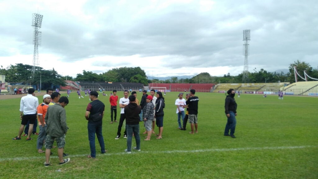 Suporter Semen Padang FC hentikan laga fun football