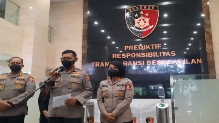 Kepala Biro Multimedia Divisi Humas Polri Brigjen Pol. Gatot Repli Handoko memberikan keterangan pers kepada wartawan terkait pelimpahan tahap II Ferdy Sambo dkk di Bareskrim, Mabes Polri, Rabu (5/10/2022). (ANTARA/Laily Rahmawaty)