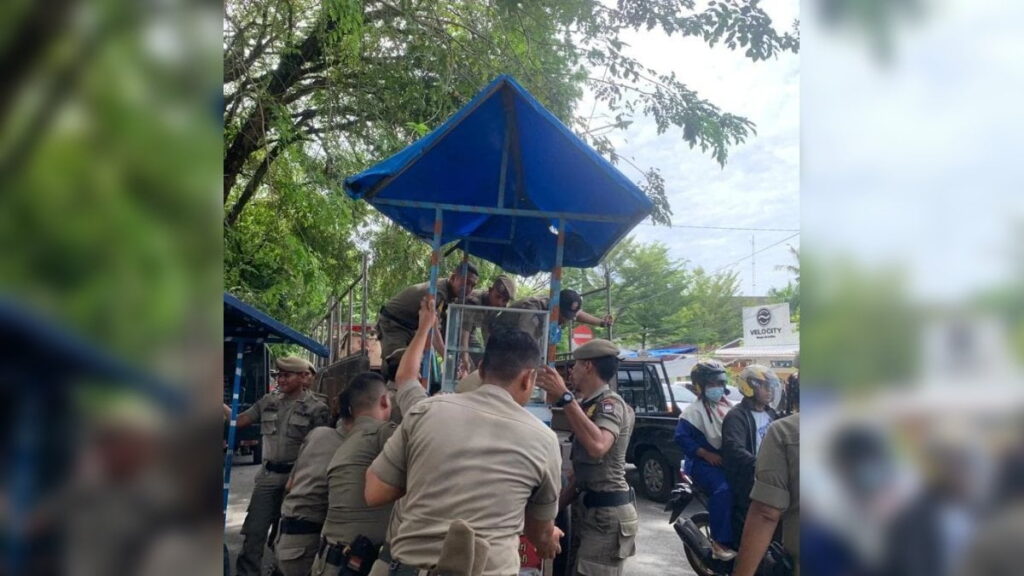 Satpol PP Padang kembali menyita tiga gerobak yang sengaja ditinggal PKL di atas fasum beberapa waktu lalu. (IST)