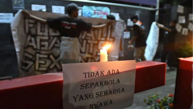 Sejumlah suporter memasang spanduk dalam aksi keprihatinan Tragedi Stadion Kanjuruhan di depan Kantor Kementerian Pemuda dan Olah Raga (Kemenpora), Jakarta, Minggu (2/10/2022).