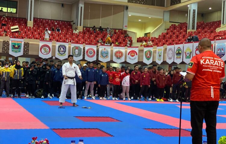 Ketum FORKI Sumbar Andre Rosiade memberikan sambutan dalam penutupan Kejurnas Karate Piala Ketum PB FORKI.