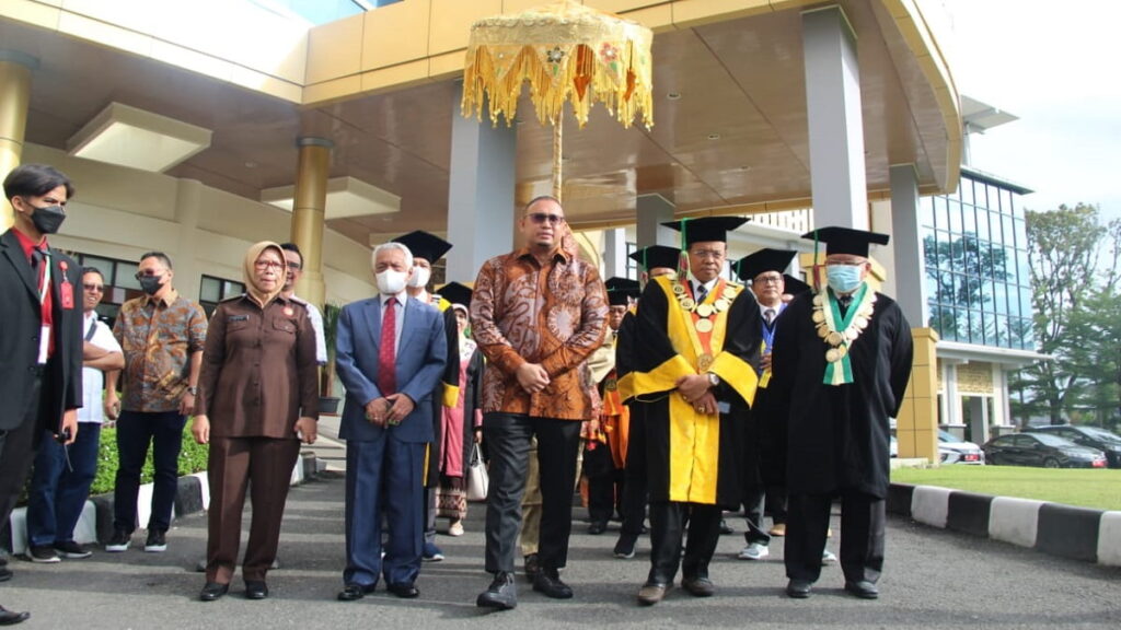 Andre Rosiade bersama Rektor UNP dan jajaran di Kampus UNP, Padang, Sumbar.