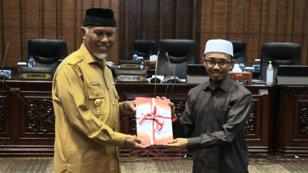 Gubernur Sumbar Mahyeldi menerima nota RAPBD Sumbar 2023